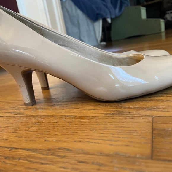 Life Stride Nude Pumps - Picture 5 of 9